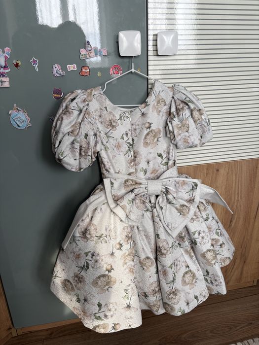 Продам шикарное платье для девочки размер 116-122