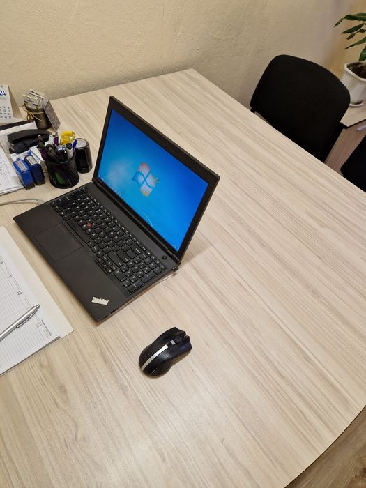 Бюро за стена - с изход за кабели