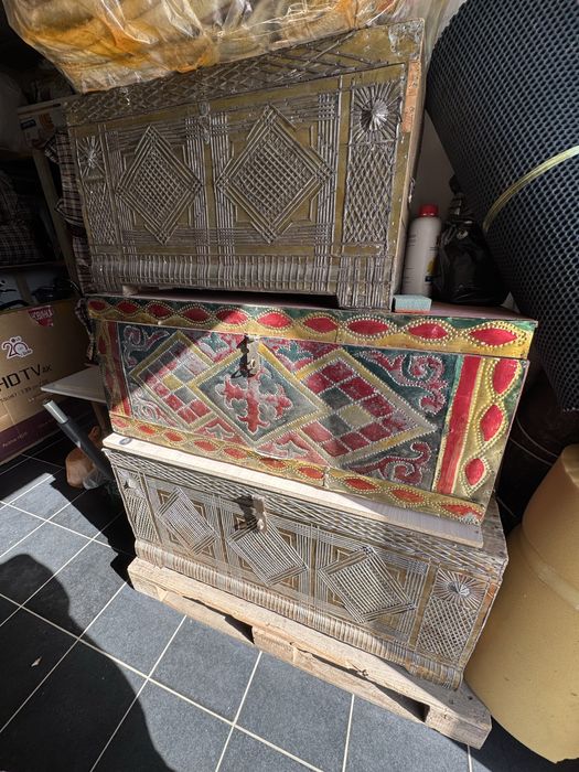 Ескі этно стильдегі сандықтар