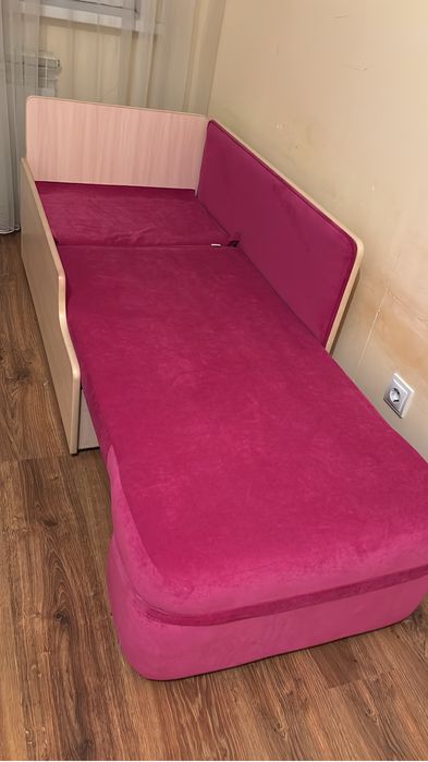 Диванчик для девочки в идеальном состоянии