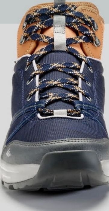 Кроссовки демисезонные, высокие.