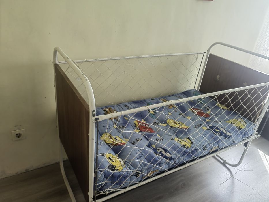 Дървено детско креватче