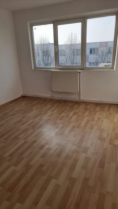 Apartament 43 mp cu 2 camere nedecomandat cu balcon proprietar etaj 4