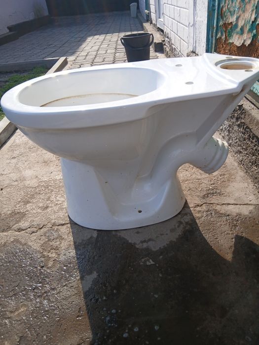 Продам керамический унитаз