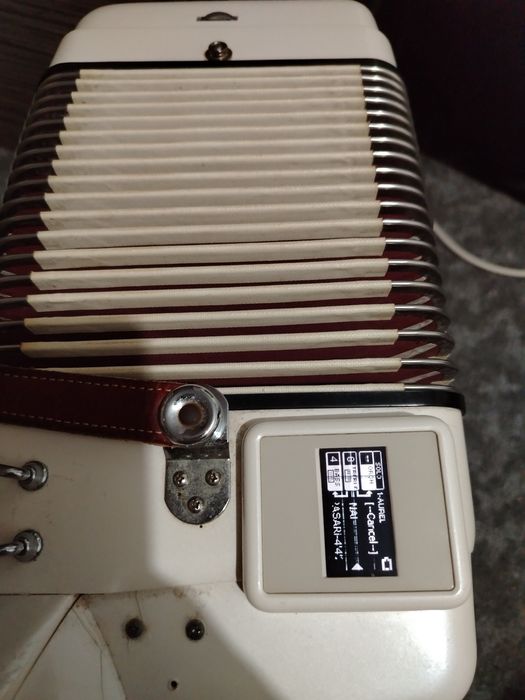 Vând acordeon Roland Fr7x