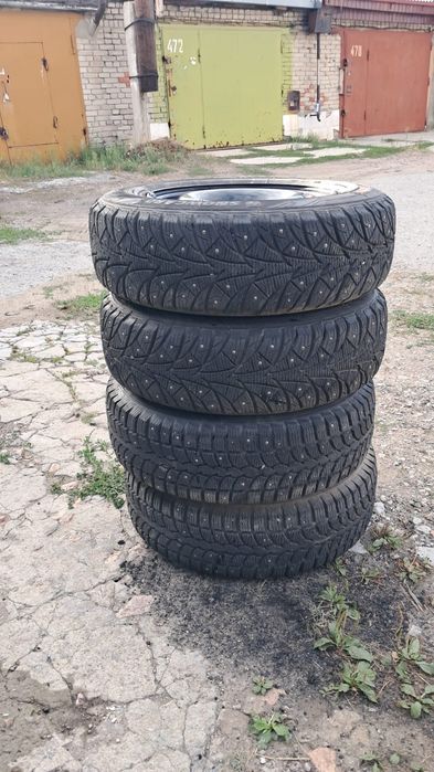Продам шипованые шины с дисками