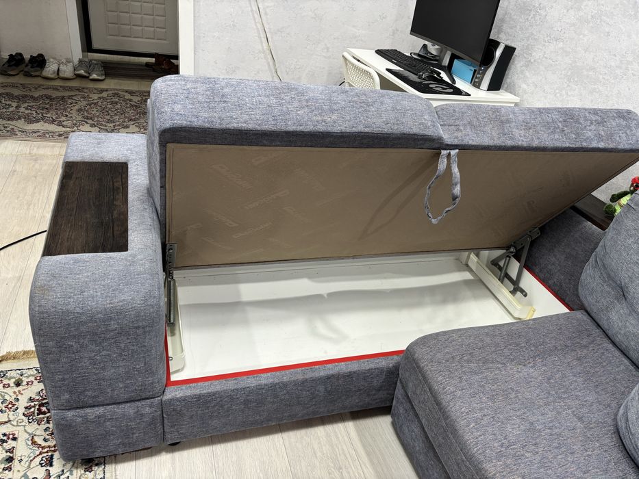 Продан Большой диван