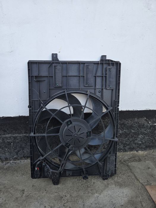 Диффузор радиатора с вентилятором. На Geely Emgrand.