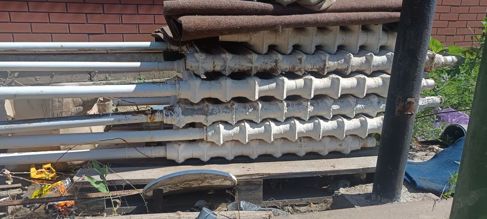 Продам чугунный радиатор.