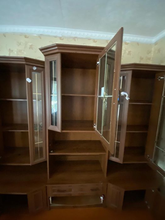 Шкаф стеклянный для дома