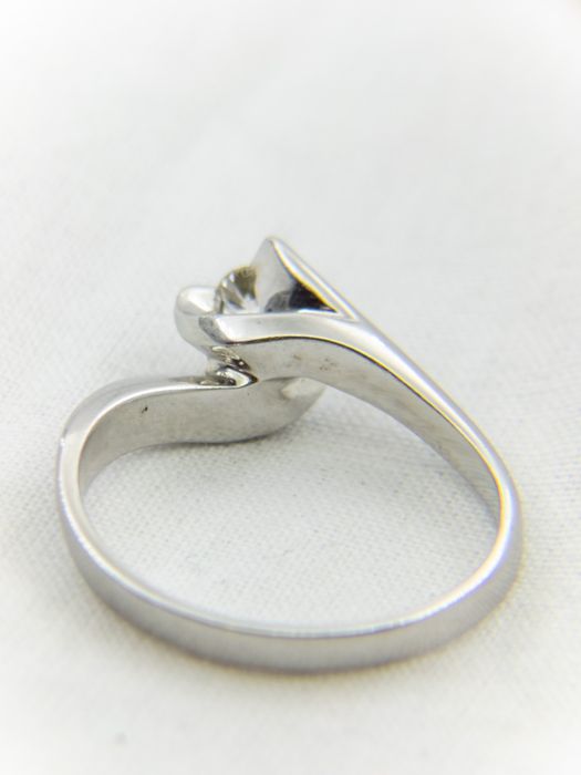 Елегантен пръстен от бяло злато с диамант