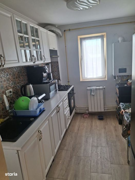 Apartament 3 camere, balcon, centrală pe gaz