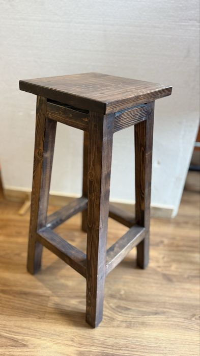 Стол деревянный с двумя стульями