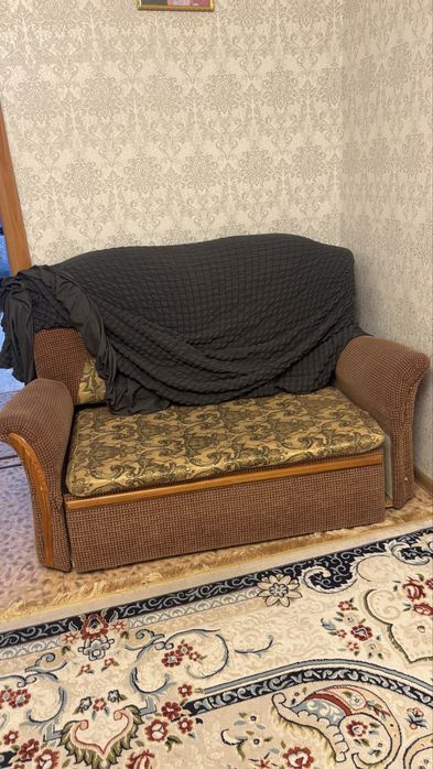 диван с чехлом  .