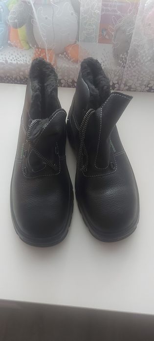 Продам зимнюю рабочую обувь