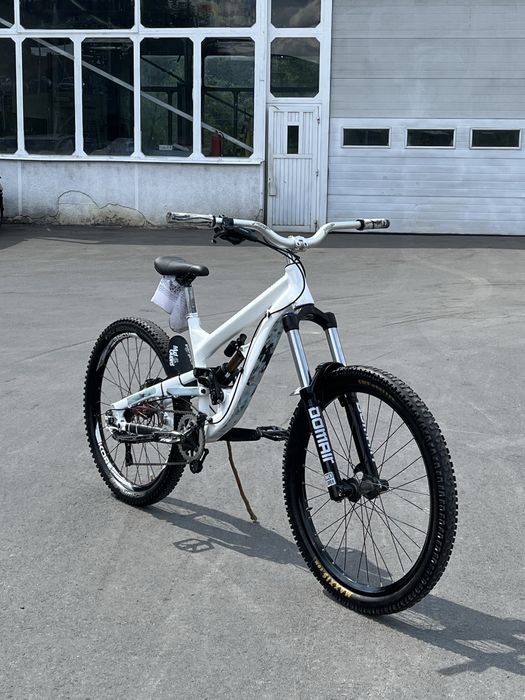 Bicicleta YT TUES