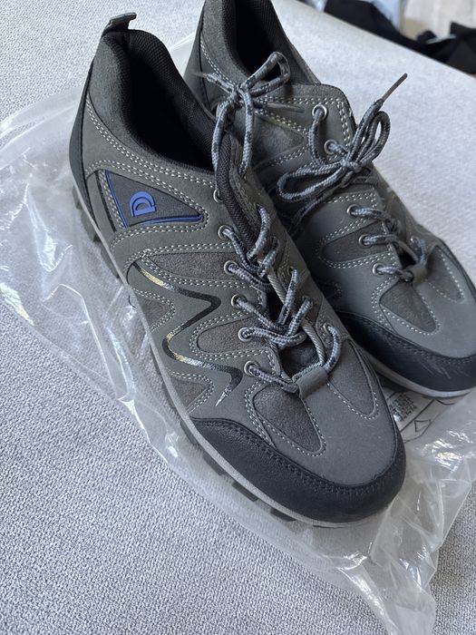 Кроссовки серые.