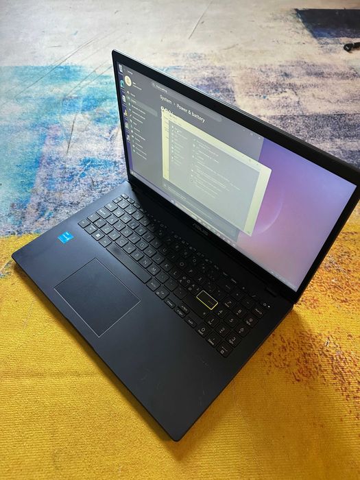 Laptop Asus Vivobook R522k, model 2024, impecabil