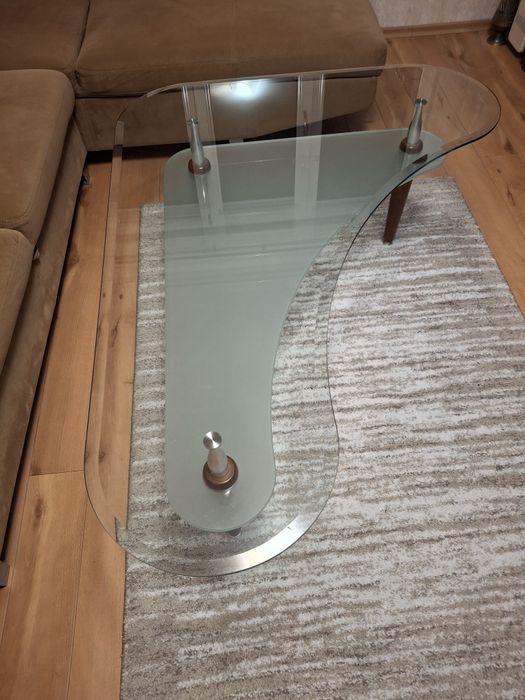 Холна маса със стъклен плот