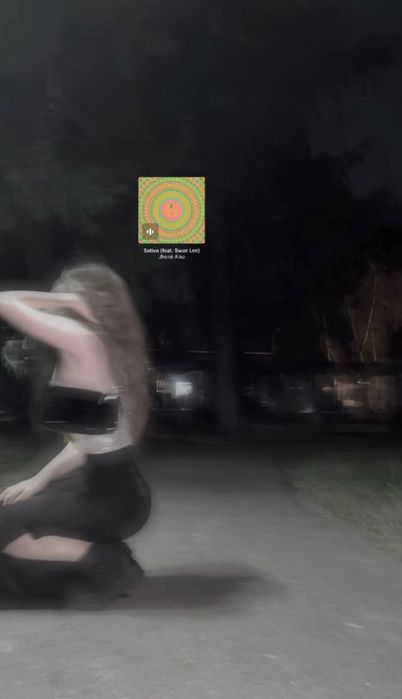 pantaloni negrii cu crapatura pe picior