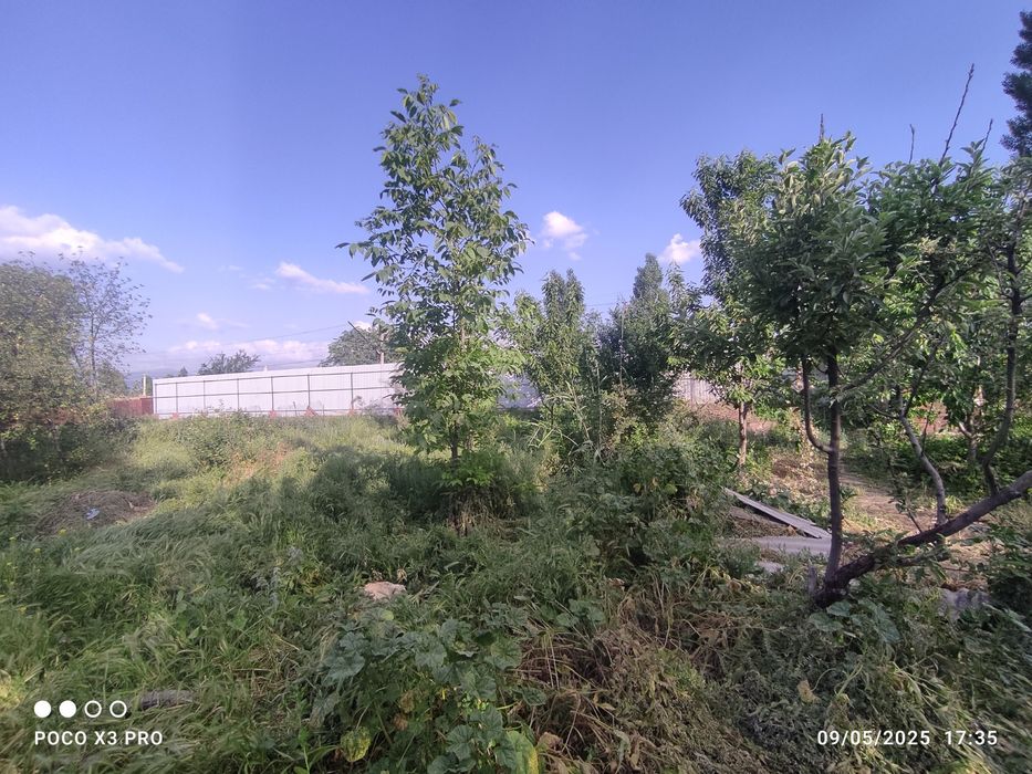 Uy sotiladi 6 sotok  yer bor  yol yoqasida joylashgan