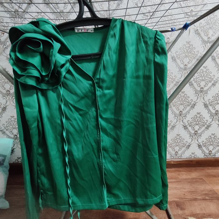 Зелёный рубашка цветочками.