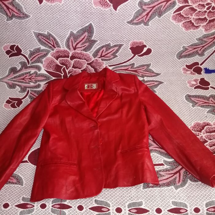 Пиджак кожаный женский.