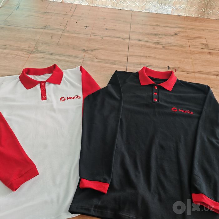 Buyurtma asosida logotipli polo ko'ylaklar.