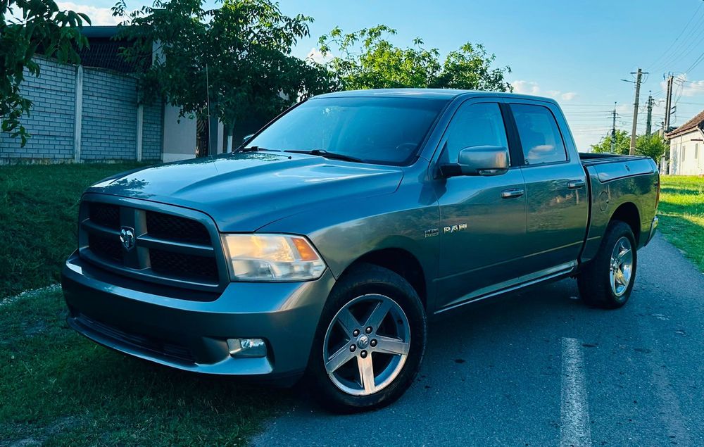 DODGE RAM 5.7 L 2011
