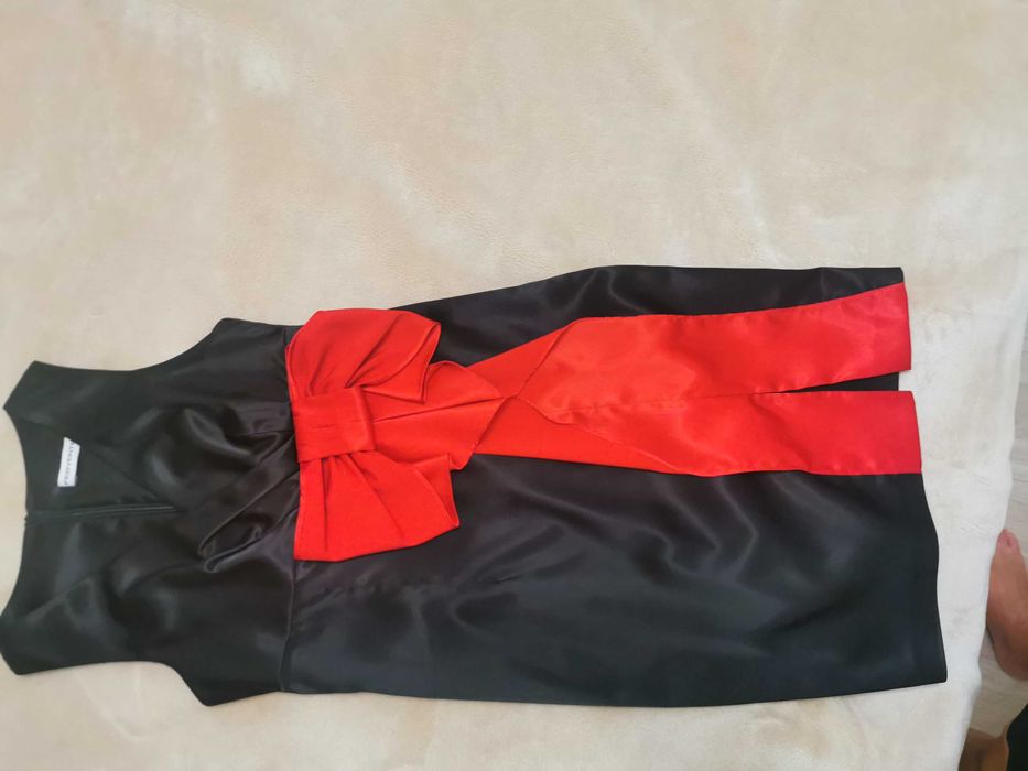 къса черна рокля