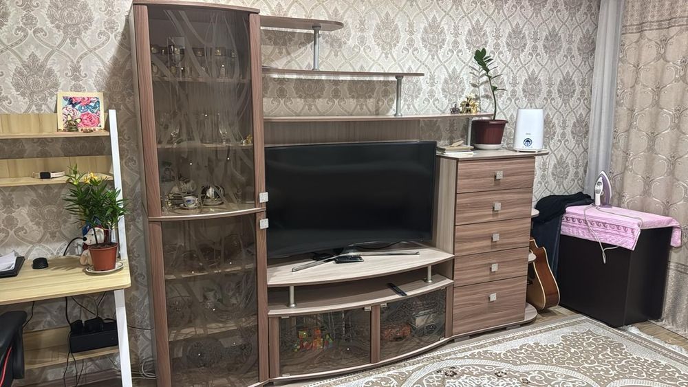 Продам горку в гостинную