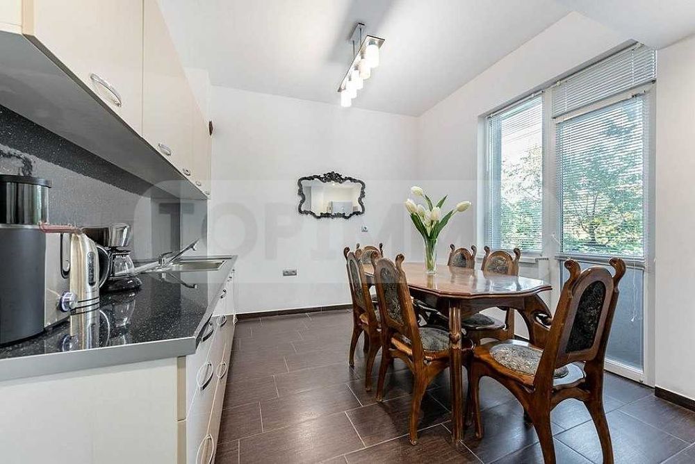 Дава се под наем Тристаен апартамент в Варна, Център - 110 кв.м за 897.6 € - Снимка #3