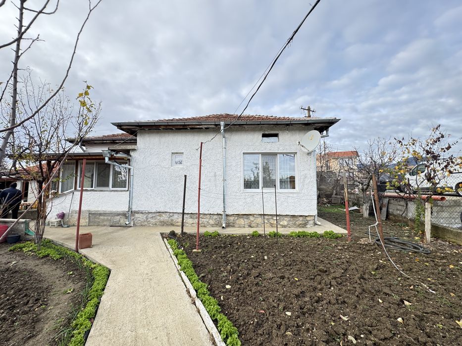 Продава къща в с. Шейново, общ. Казанлък