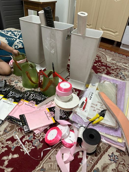 Продаю вазы и набор для упаковки цветов