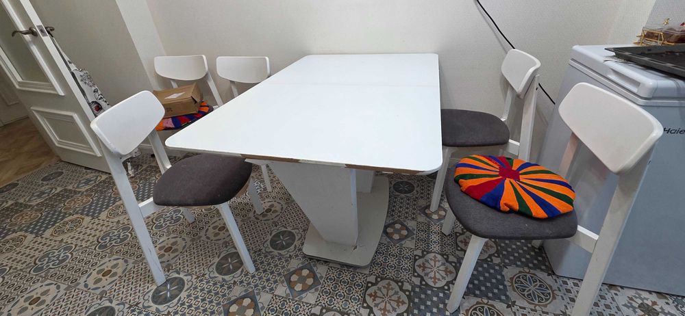 Кухонный стол с стульями