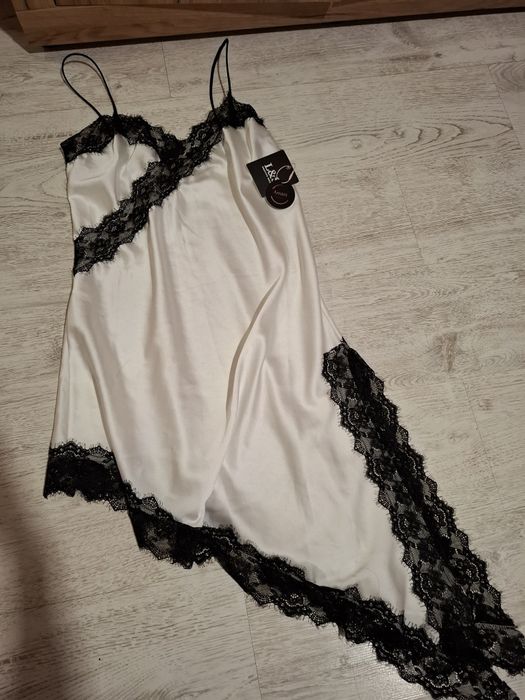 Рокля сатен с дантела