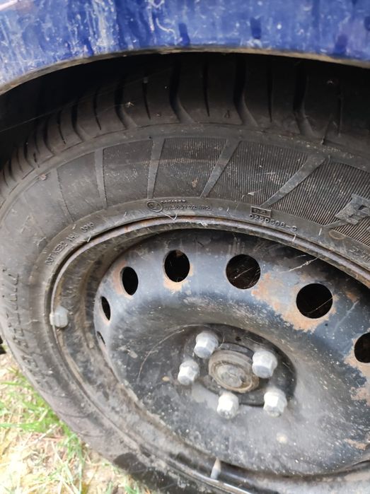 Vând cauciucuri cu tot cu jante de dimensiunea 225x55x16