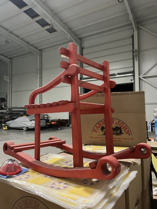 Дървен люлеещ се детски стол