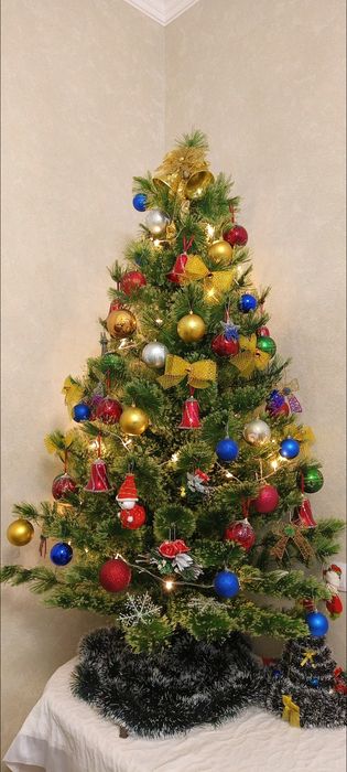 Продаётся Елочка со всеми игрушками. Пышная.