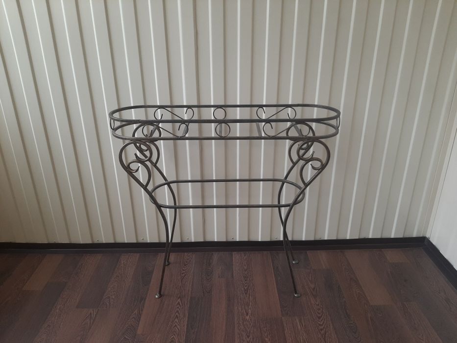 Подставки для цветов.