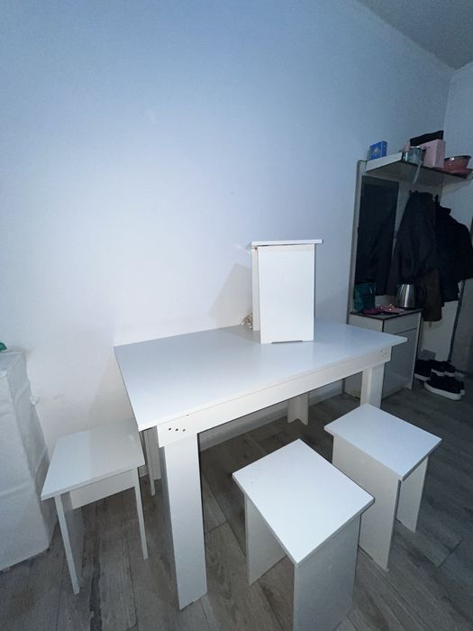 Белый стол кухоные