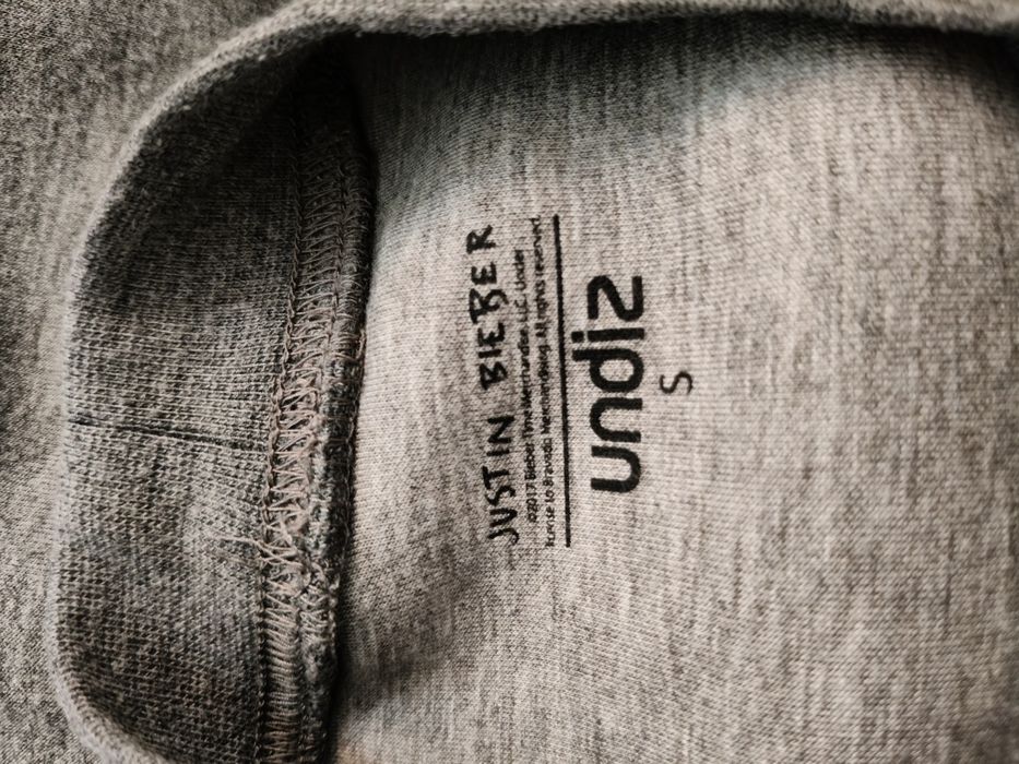 Vând bluza Justin Bieber