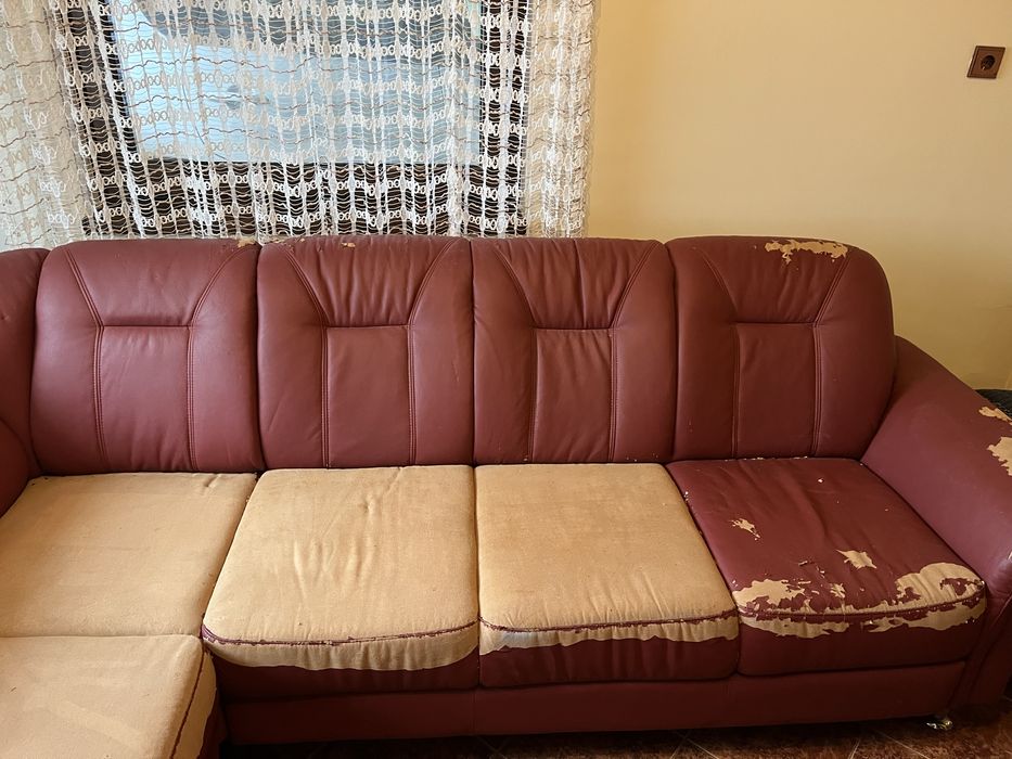 Диван кожен с покривало