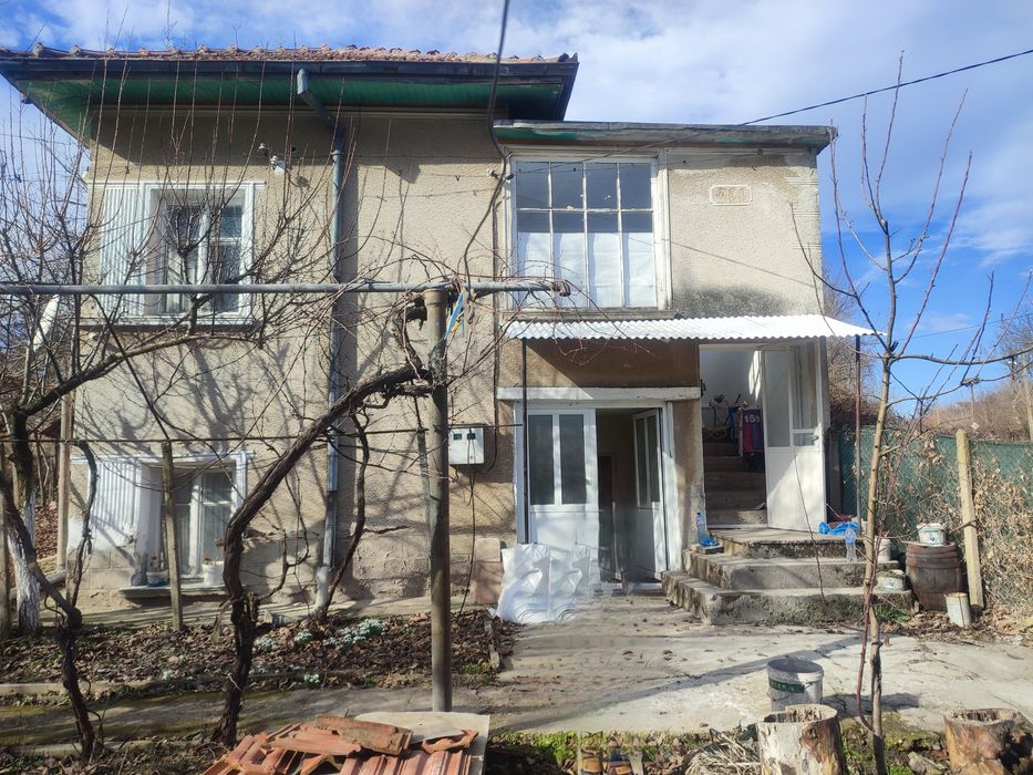 Къща с голям двор, лозе и плодна градина в с. Ковачица, обл. Монтана
