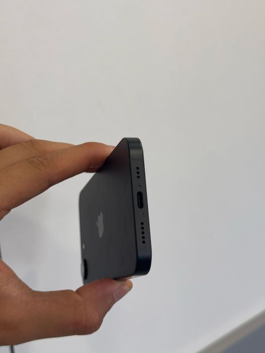 Продавам iPhone 16e 4 цикъла