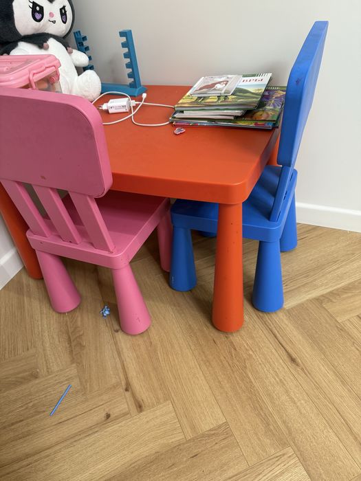 Продается стол со стульями IKEA для детей