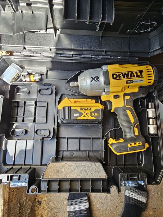 Masina de insurubat cu impact DeWalt+ valiza transport+acumulator 5ah+ cap pentru biti DCF899N.Noua nefolosita!!!