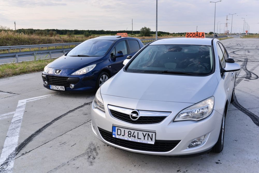 Instructor auto, cat. B, Scoala de soferi - cutie manuala sau automată