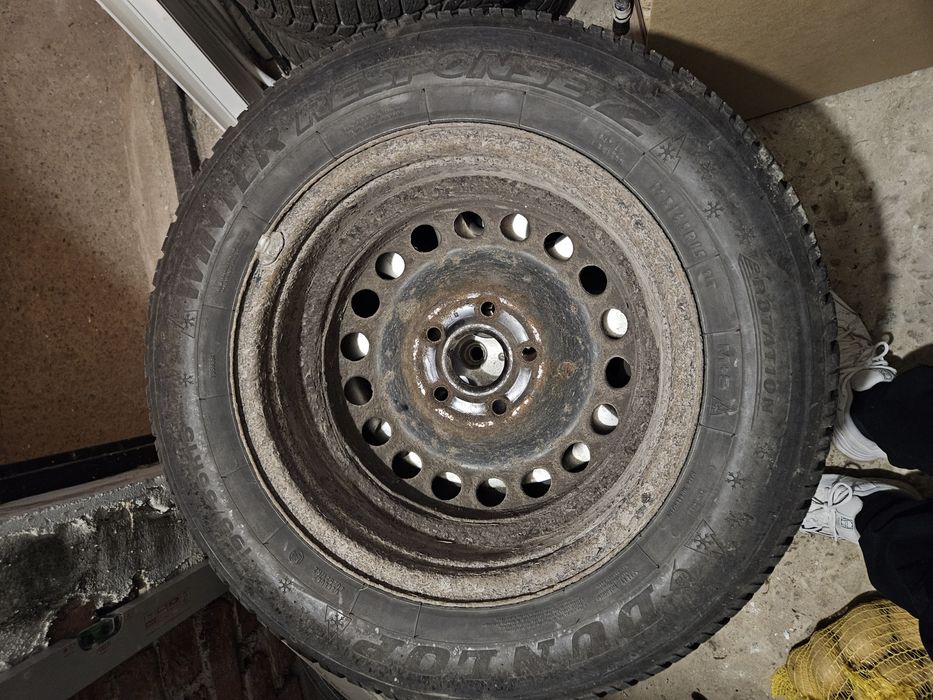 Метални оригинални джанти със зимни гуми на тях