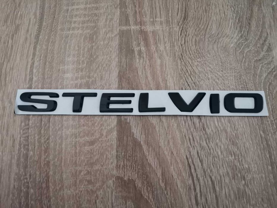 черен надпис Alfa Romeo Stelvio